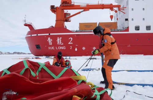 “雪龍2”號首次參與中山站燃油補給